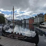 Box Alesund, Inc Wifi Free Car And Mc Parking Ålesund